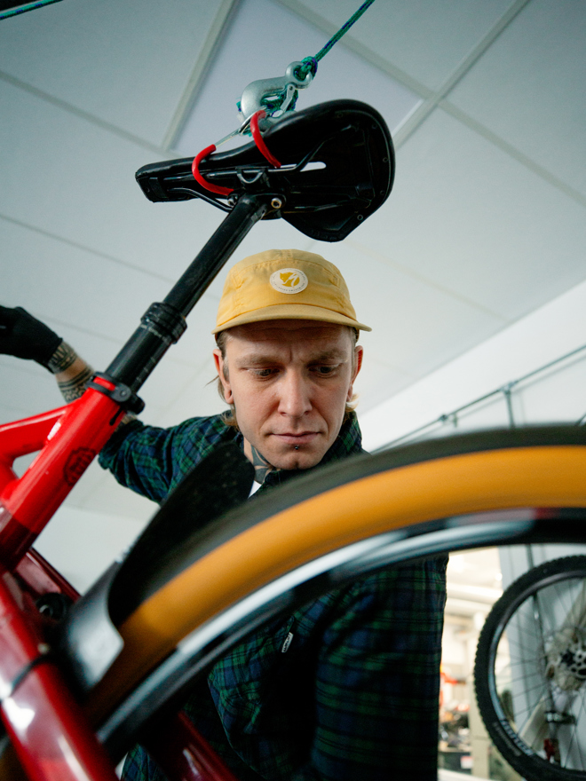 Mekaniker inspicerer en cykel i værkstedet, cykelreparation, cykelmekaniker, værksted, inspektion