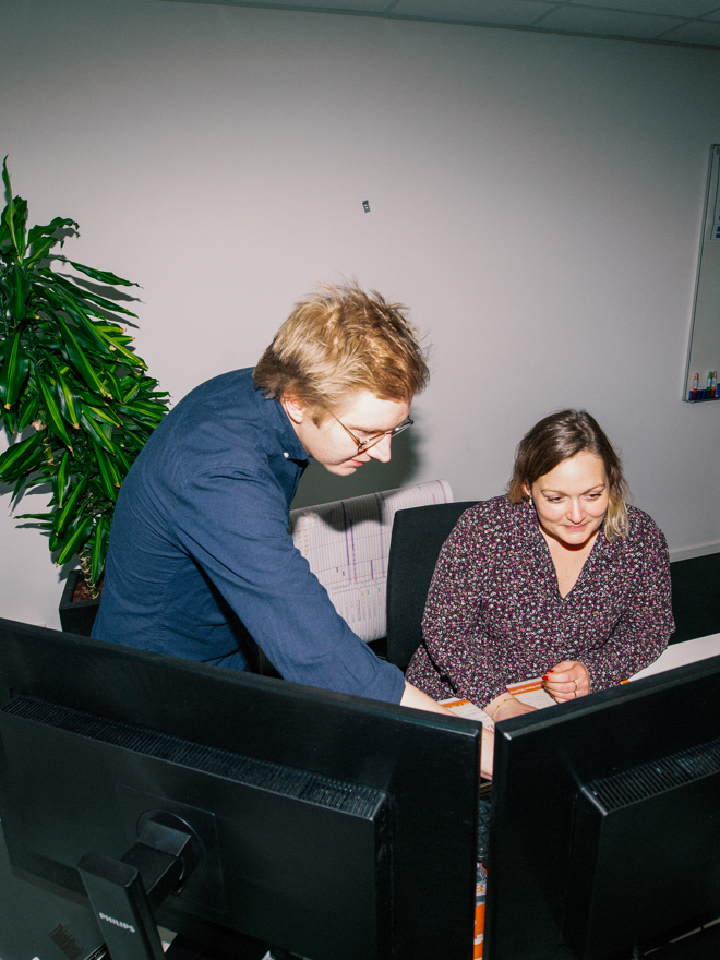 Studerende arbejder sammen på computere i IT-laboratorium, studerende, samarbejde, IT-laboratorium, data og kommunikation, computerarbejde