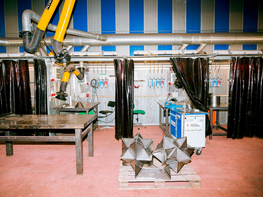 Industrielt værksted med metaldele og udstyr, industrielt værksted, metaldele, udstyr, smedeuddannelsen, metalarbejde, erhvervsskole.