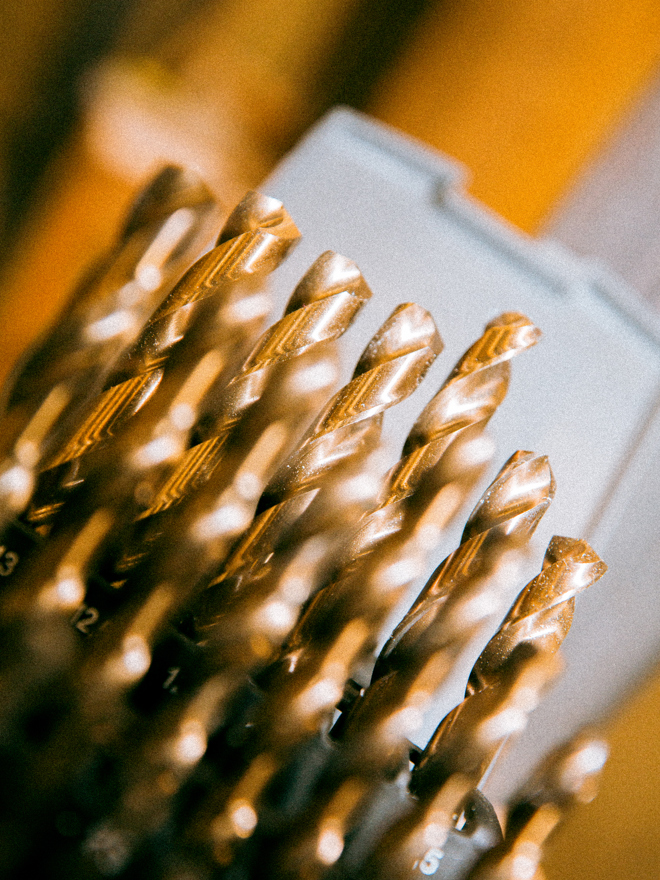 Nærbillede af en række borebits i et værksted, borebits, værktøj, værksted, boring, håndværk